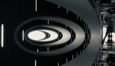 Abstrakti kuvituskuva, jossa ovaalin muotoisesta kattoikkunasta hohtaa valoa.